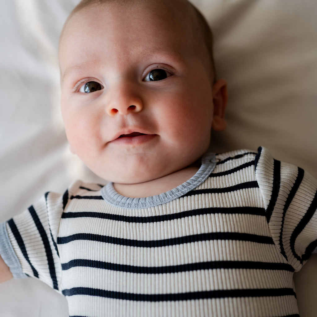 minimalisma Baldur - Baby silk short sleeve bodysuit Body Sailor with Clearwater