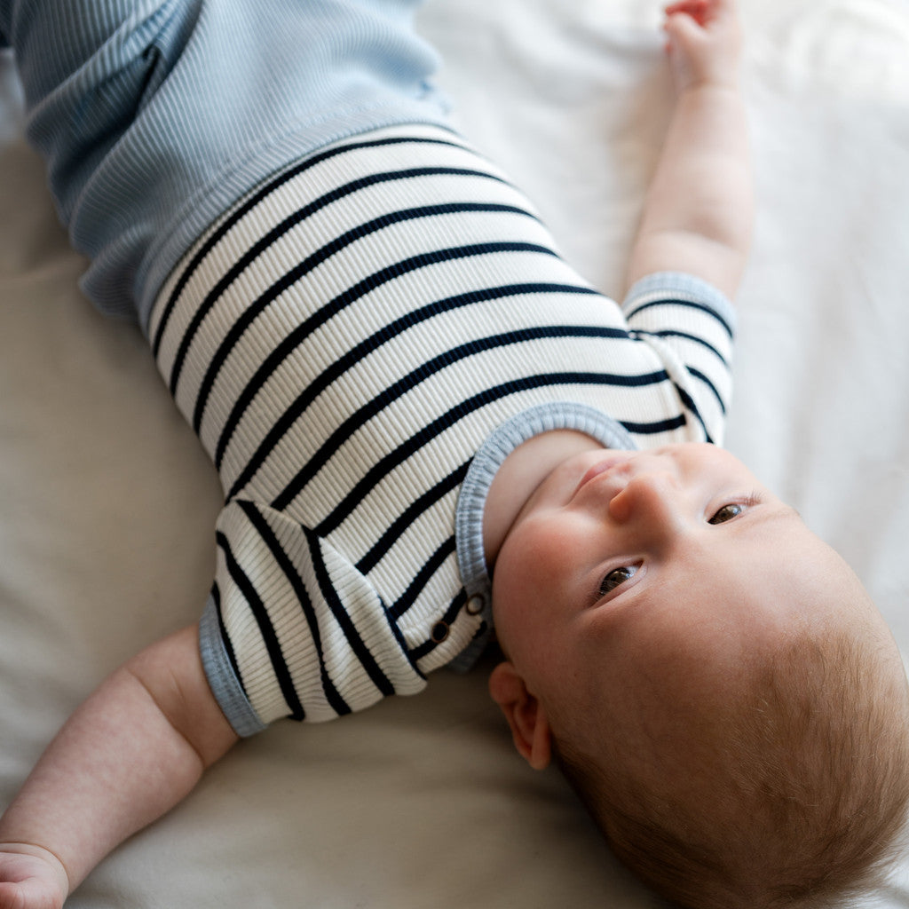minimalisma Baldur - Baby silk short sleeve bodysuit Body Sailor with Clearwater