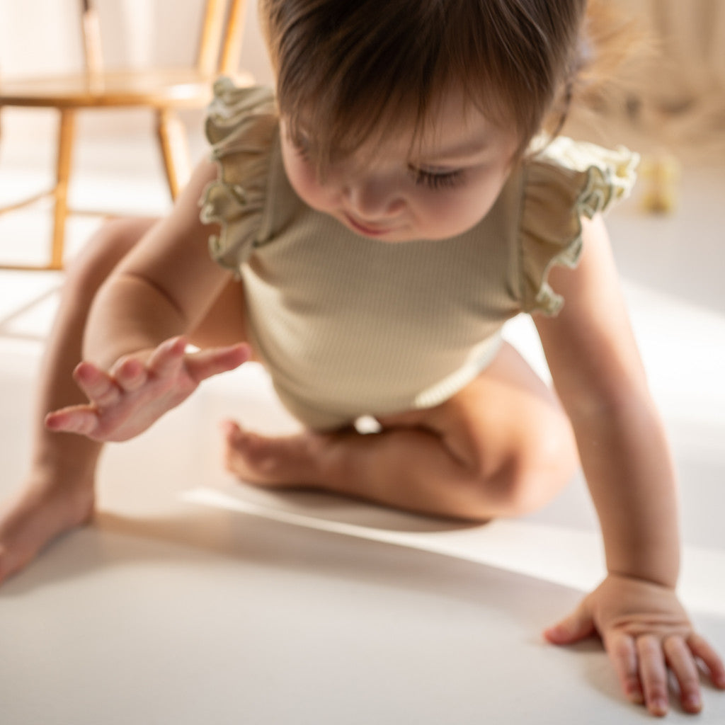 minimalisma Bippi - silk sleeveless bodysuit with ruffles Body Pear Sorbet