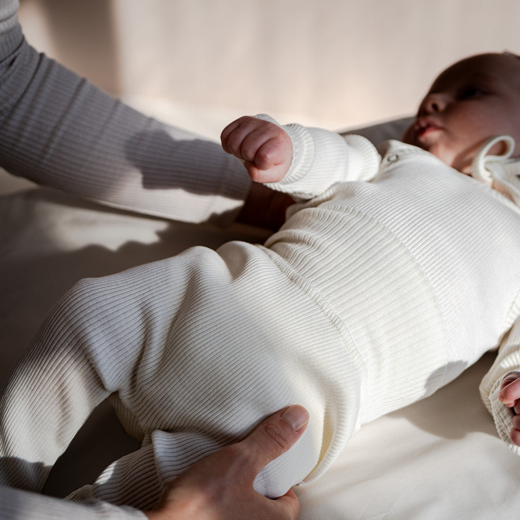 minimalisma Bobo - Baby silk leggings with fold-over feet Leggings / pants for babies Cream