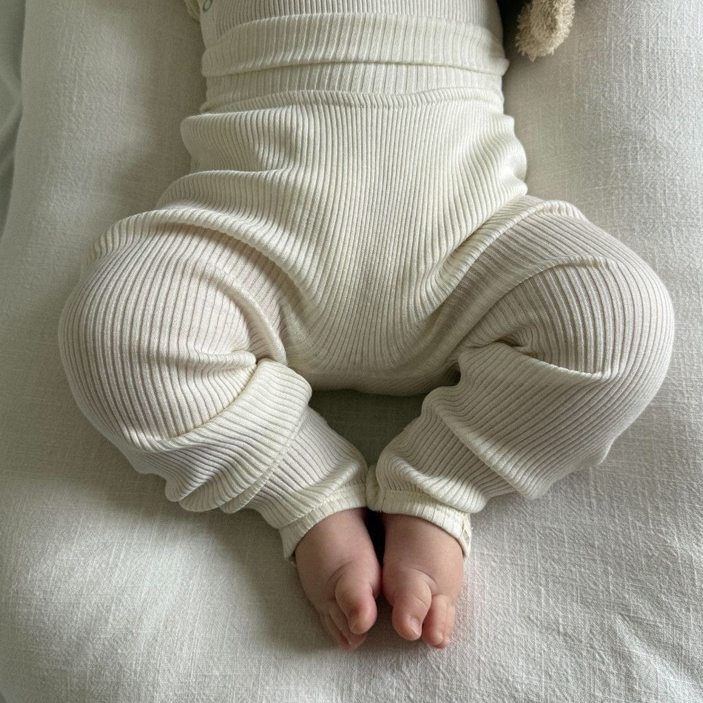 minimalisma Bobo - Baby silk leggings with fold-over feet Leggings / pants for babies Cream