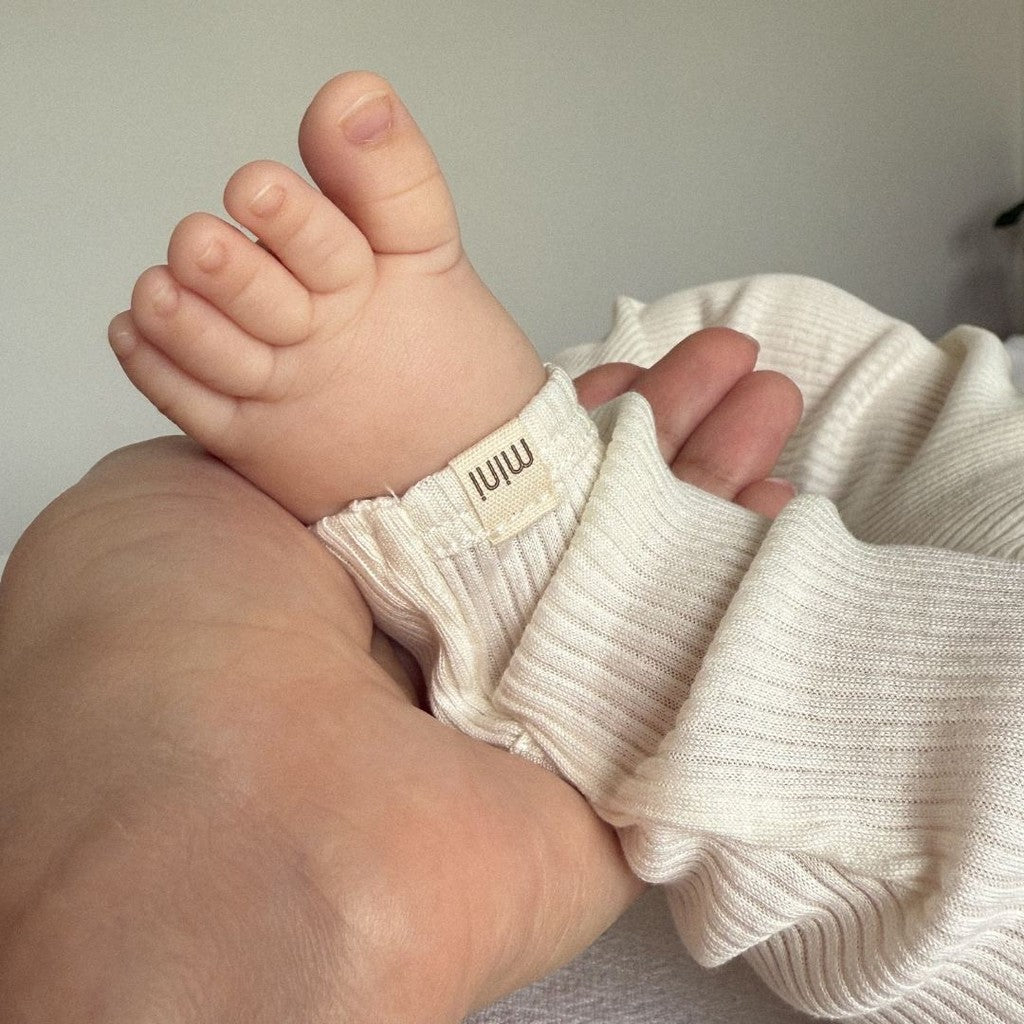 minimalisma Bobo - Baby silk leggings with fold-over feet Leggings / pants for babies Cream