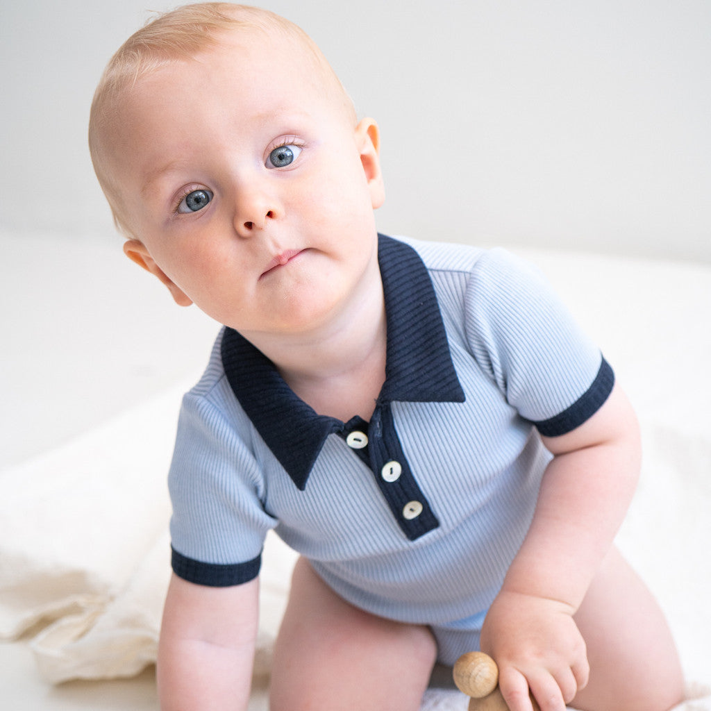 minimalisma Bolo - Baby silk short sleeve bodysuit with polo collar Body Clearwater with Dark Blue