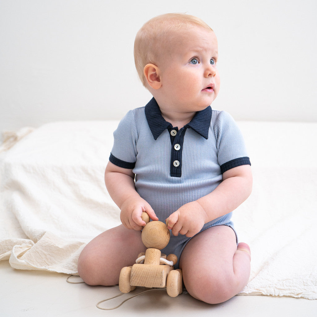 minimalisma Bolo - Baby silk short sleeve bodysuit with polo collar Body Clearwater with Dark Blue