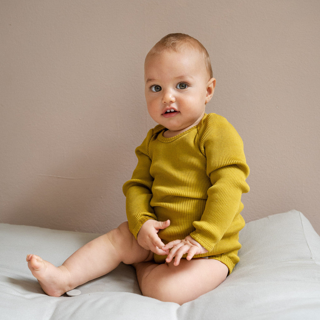 minimalisma Bono - Baby silk long sleeve bodysuit Body Golden Olive