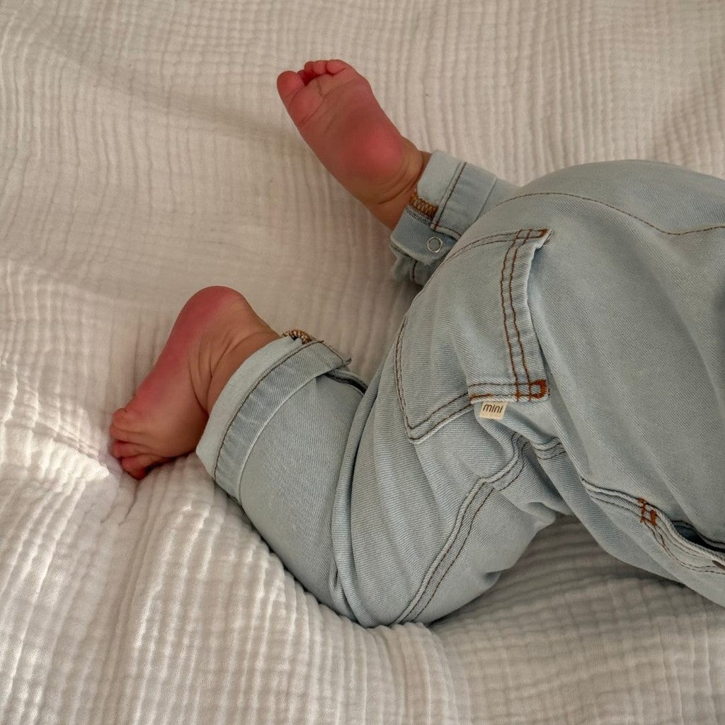 minimalisma Ellis - Baby organic cotton denim strap-pants Leggings / pants for babies Pale Jeans