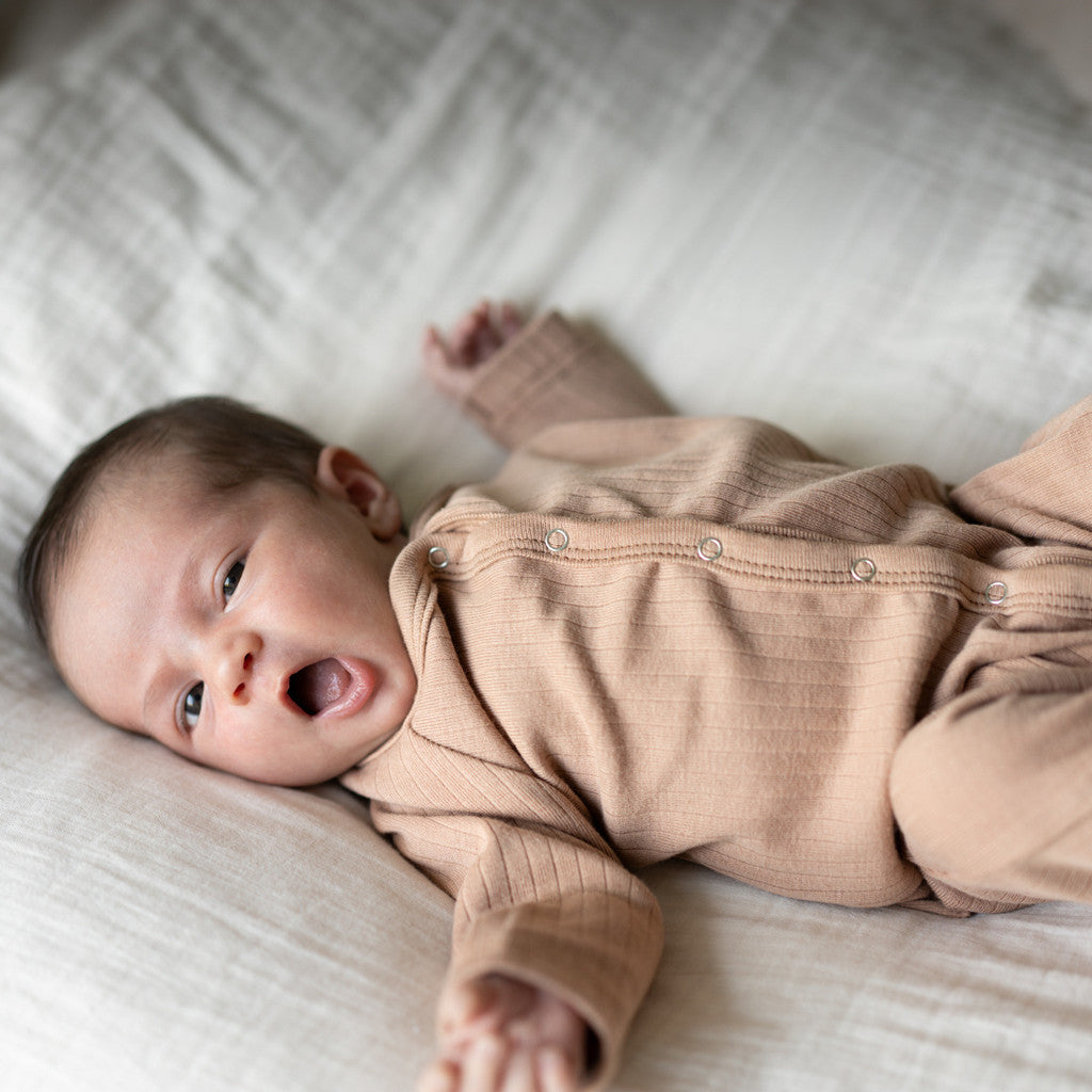 minimalisma Nightingale - organic cotton (GOTS) pyjama for babies Jumpsuit Camel