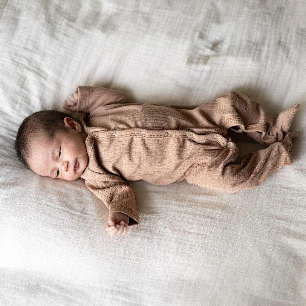 minimalisma Nightingale - organic cotton (GOTS) pyjama for babies Jumpsuit Camel