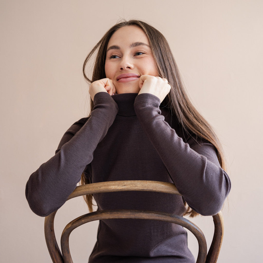 minimalisma Vakrast - Women's wool long sleeve turtleneck Blouse for women Dark Chocolate