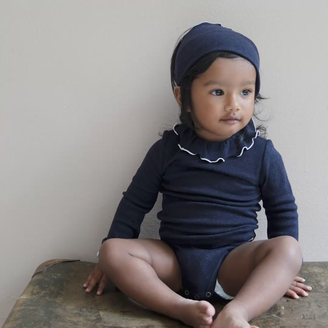 minimalisma Tiara - Baby wool/silk long sleeve collared bodysuit Body Night with White contrast